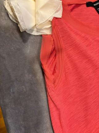 Camiseta Mango Coral Talla M con Flores hombro