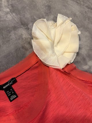Camiseta Mango Coral Talla M con Flores hombro