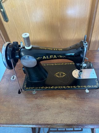 Máquina de coser Alfa antigua