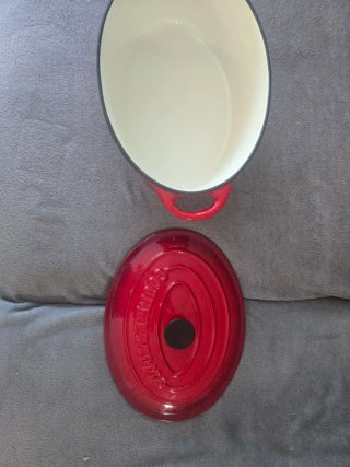 Marmita de hierro fundido roja y blanca