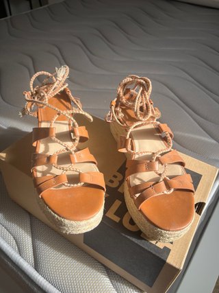 Sandalias de cuña con cordones marrones