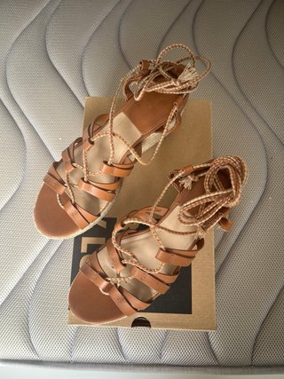 Sandalias de cuña con cordones marrones