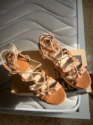 Sandalias de cuña con cordones marrones