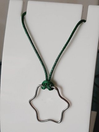 Colgante estrella plata con cordón verde