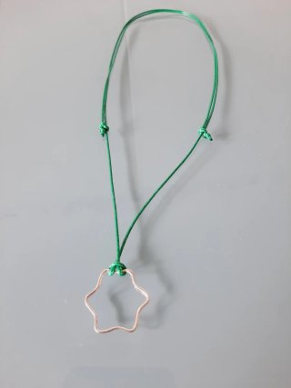 Colgante estrella plata con cordón verde