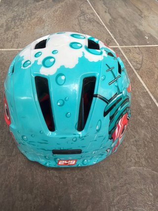 Casco de bici infantil con diseño de burbujas