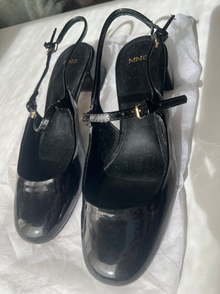 Zapatillas de charol negras marca Mango