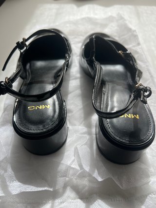 Zapatillas de charol negras marca Mango