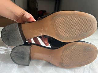 Zapatillas de charol negras marca Mango