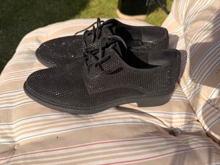 Zapatos negros con pedrería talla 38