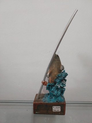 Trofeo de pesca con forma de pez y caña