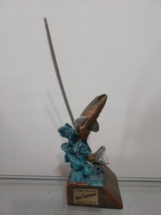 Trofeo de pesca con forma de pez y caña