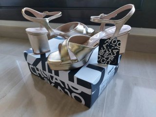 Sandalias doradas Chika10 talla 40 ceremonia