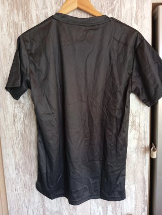 Camiseta Negra con Logo Rojo