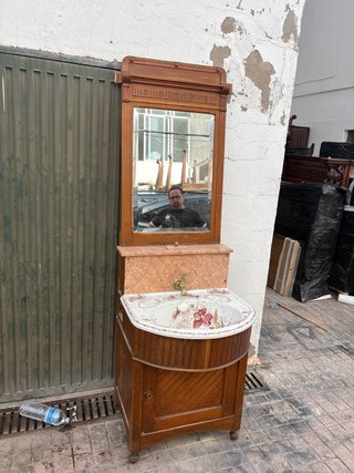 Lavabo antiguo de madera y porcelana