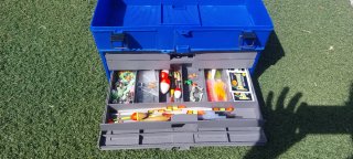 Caja de pesca con accesorios y carretes