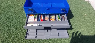 Caja de pesca con accesorios y carretes