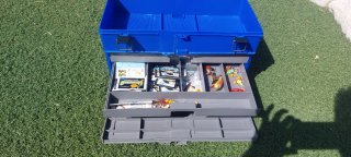 Caja de pesca con accesorios y carretes