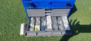 Caja de pesca con accesorios y carretes