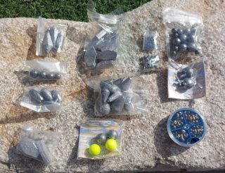 Caja de pesca con accesorios y carretes