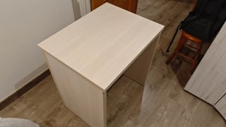 Mesa de madera estilo minimalista