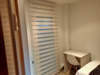 Mesa de madera estilo minimalista