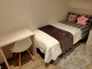 Mesa de madera estilo minimalista