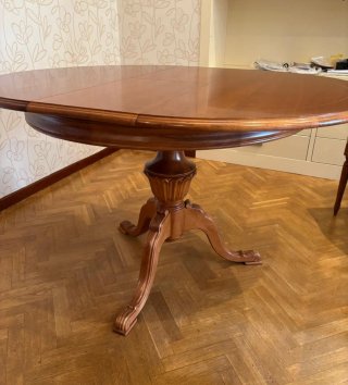 Mesa redonda de madera y 4 sillas clasicas