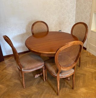 Mesa redonda de madera y 4 sillas clasicas