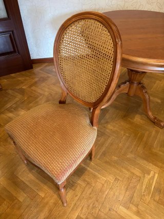 Mesa redonda de madera y 4 sillas clasicas