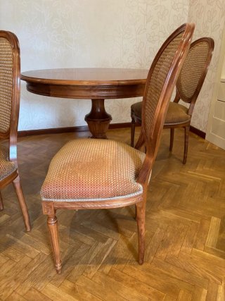Mesa redonda de madera y 4 sillas clasicas