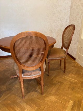 Mesa redonda de madera y 4 sillas clasicas