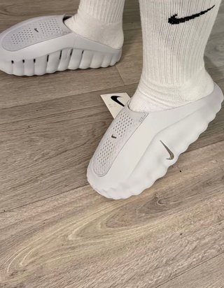 Botas Nike grises y blancas