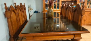 Mueble vitrina + mesa con sillas