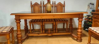 Mueble vitrina + mesa con sillas