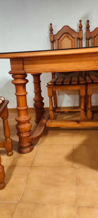 Mueble vitrina + mesa con sillas