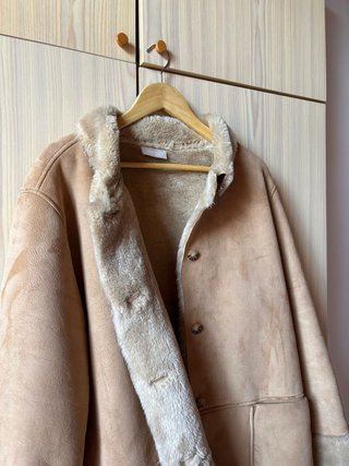 Abrigo de piel sintética beige