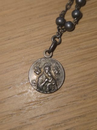 Antigua cadena de plata con medallas devocionales