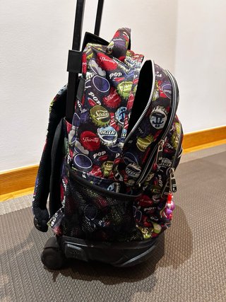 Mochila con ruedas y diseño de tapas