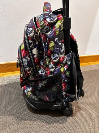 Mochila con ruedas y diseño de tapas