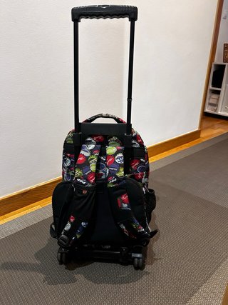 Mochila con ruedas y diseño de tapas