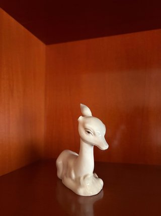 Figura de ciervo de cerámica blanca