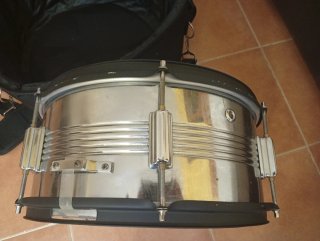 Caja de batería con funda , baquetas y llave.