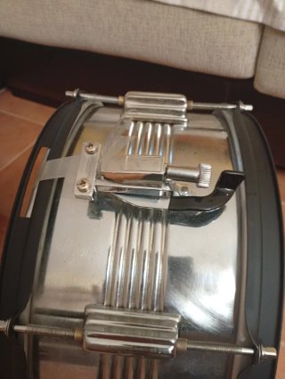 Caja de batería con funda , baquetas y llave.