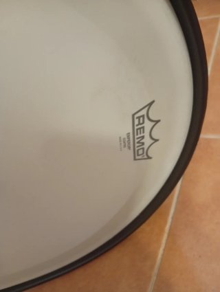 Caja de batería con funda , baquetas y llave.