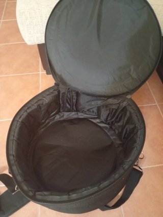 Caja de batería con funda , baquetas y llave.