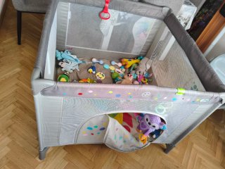 Parque infantil con juguetes más agarradores