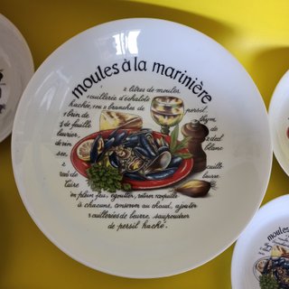 Vajilla de porcelana con diseño de mejillones