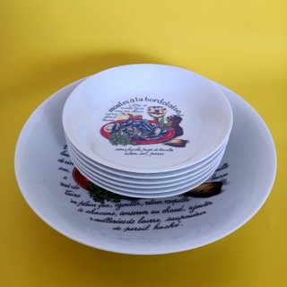 Vajilla de porcelana con diseño de mejillones