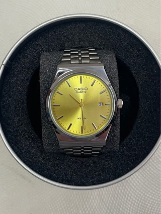Reloj Casio MTP Dial Amarillo y Correa Plateada